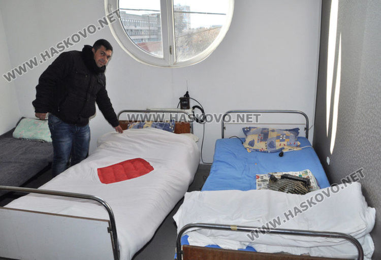 Прибират бездомниците в студа във временен приют