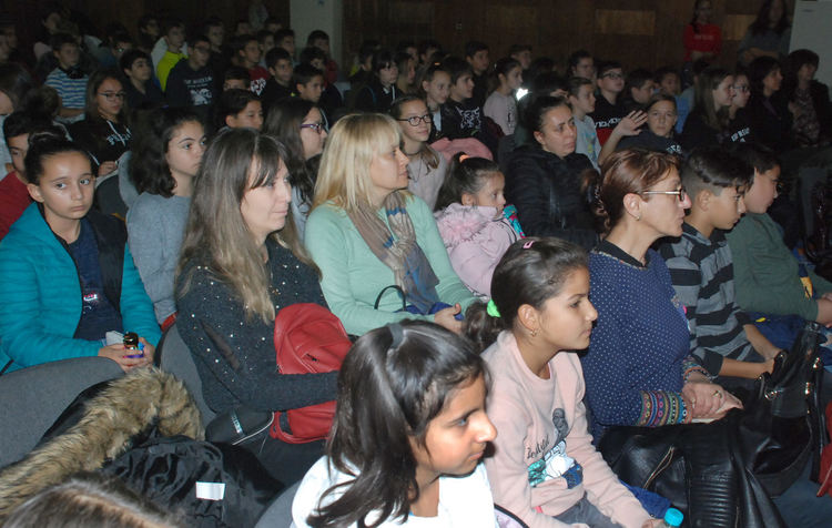 Ученици от "Любен Каравелов" Узунджово включиха театъра в обучението си