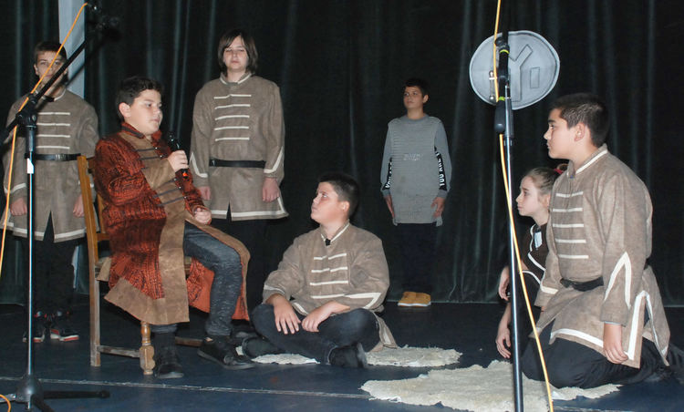 Ученици от "Любен Каравелов" Узунджово включиха театъра в обучението си