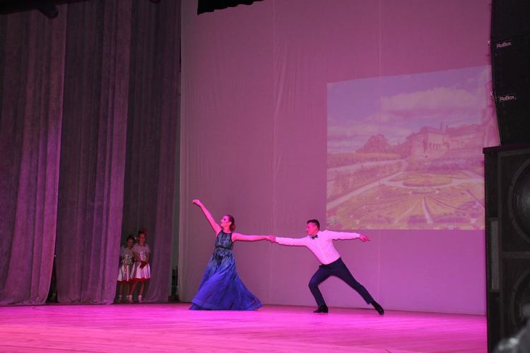 Петя Милушева с плакет от Областния управител за 40-години спортни танци „Хасково”