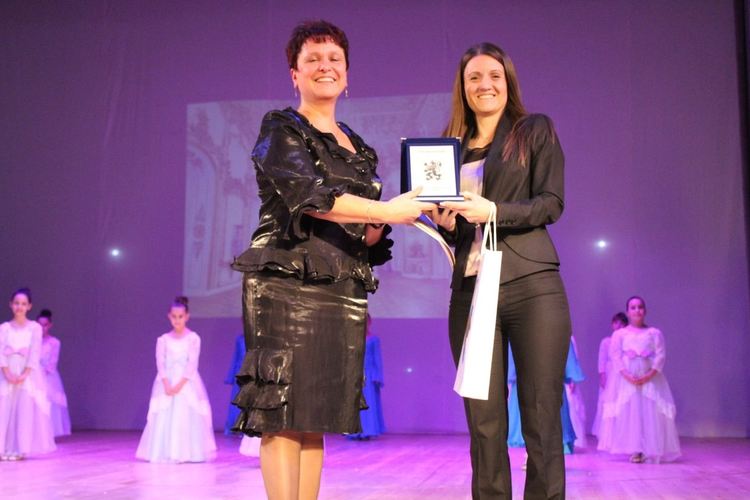 Петя Милушева с плакет от Областния управител за 40-години спортни танци „Хасково”