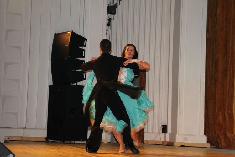 Петя Милушева с плакет от Областния управител за 40-години спортни танци „Хасково”