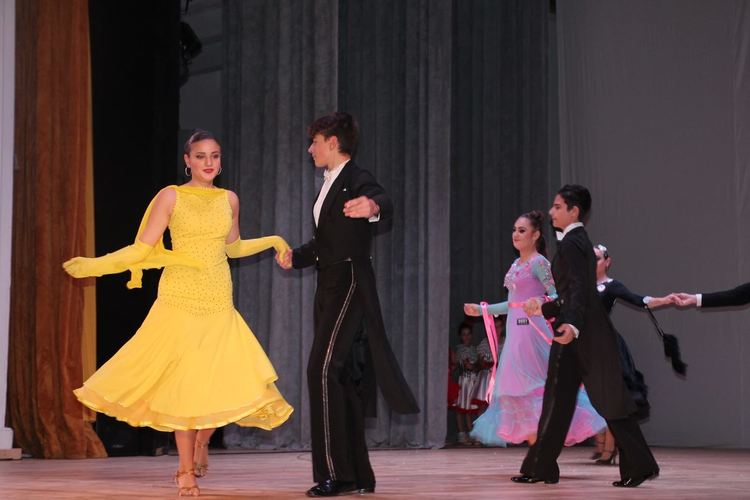 Петя Милушева с плакет от Областния управител за 40-години спортни танци „Хасково”