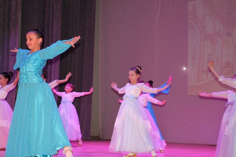 Петя Милушева с плакет от Областния управител за 40-години спортни танци „Хасково”