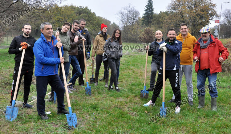 Младежи засадиха 100 фиданки на „Кенана” в екоинициатива