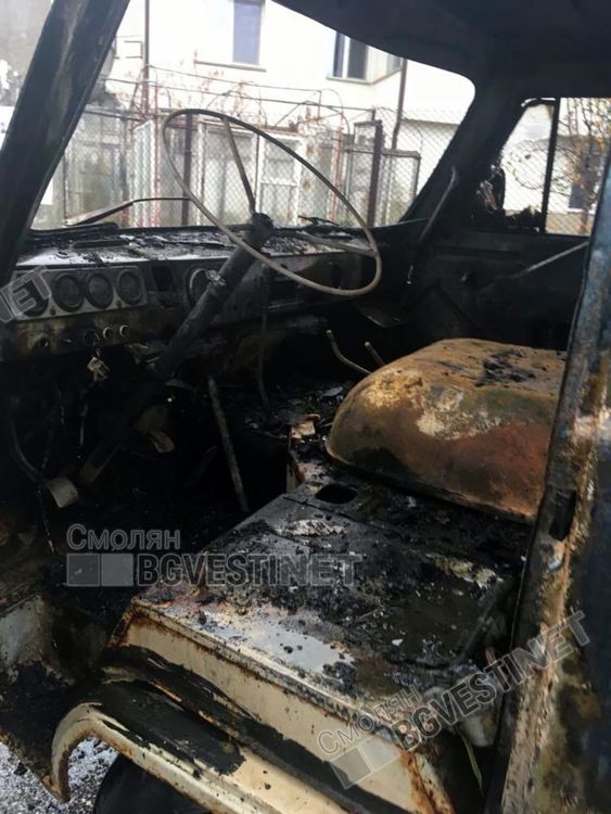 Автомобил с газова уредба пламна в движение и изгоря като факла 