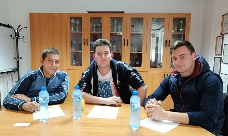  Ученици от дванадесети клас на гимназията по електротехника в Девин вече реално практикуват и опознават от първо лице бизнеса за бутилиране на минерална вода