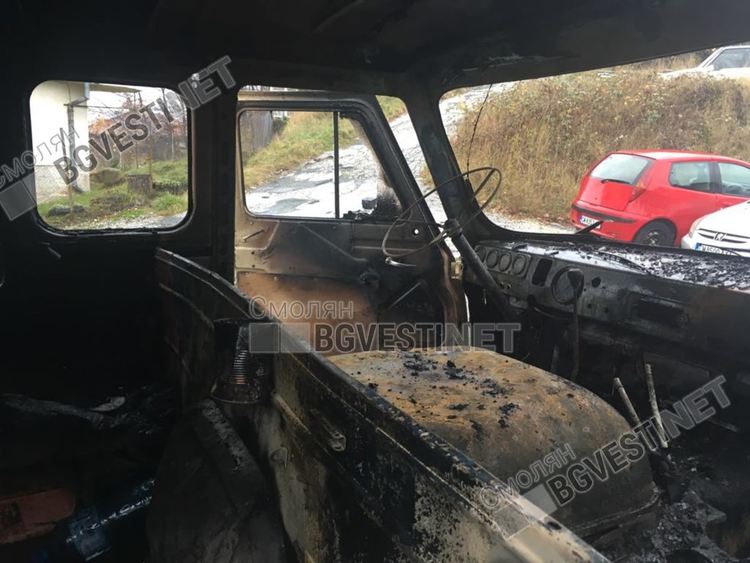 Автомобил с газова уредба пламна в движение и изгоря като факла 