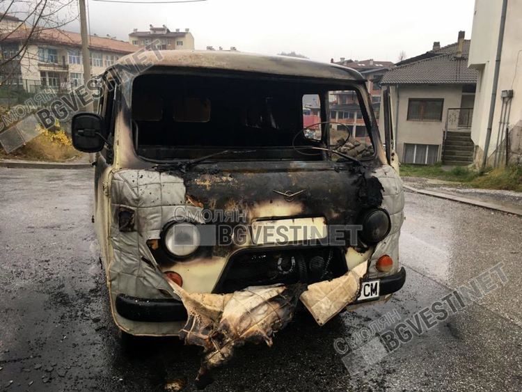 Автомобил с газова уредба пламна в движение и изгоря като факла 