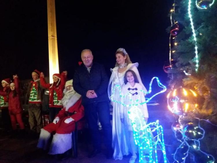 Елхата в Смолян грейва на 5 декември, дядо Коледа носи подаръци за най-малките