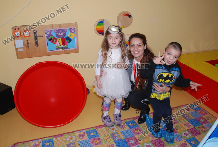 Празнична торта и фокуси за РД на Общностния център в Хасково