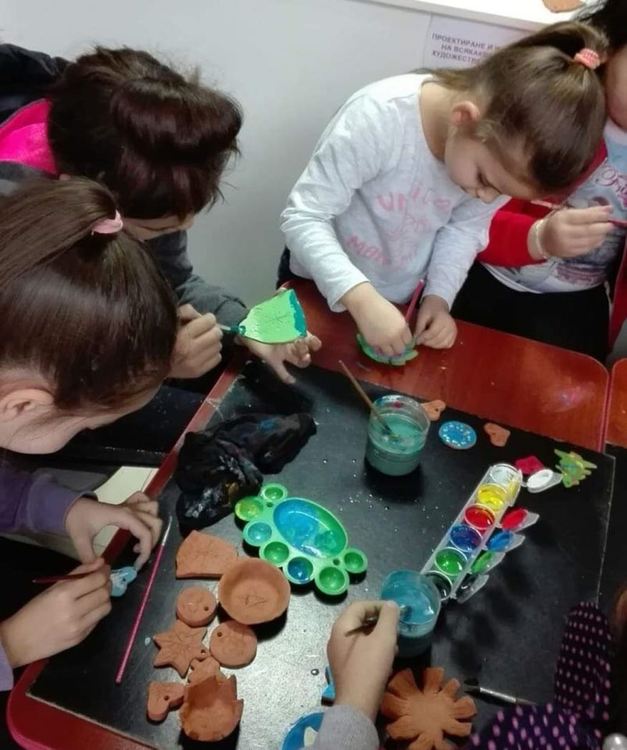Детски ръчички творят керамични чудеса