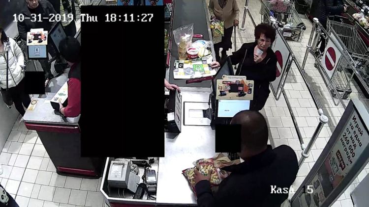 Познавате ли тази жена? Полицията я издирва за кражба