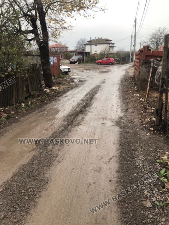 Европейският шампион по бокс гази в кал до вкъщи. Общината изгражда канализация