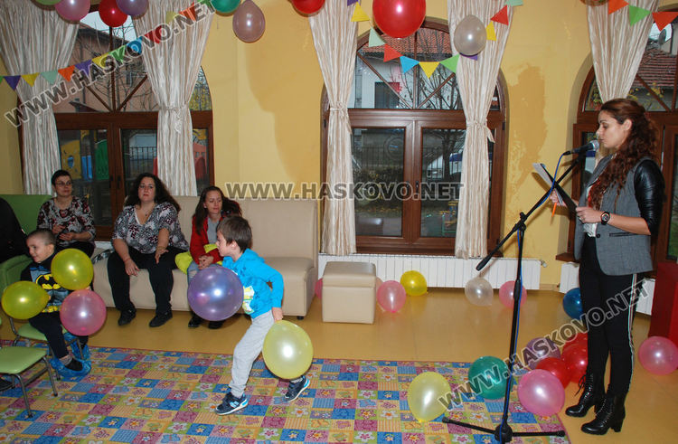 Празнична торта и фокуси за РД на Общностния център в Хасково