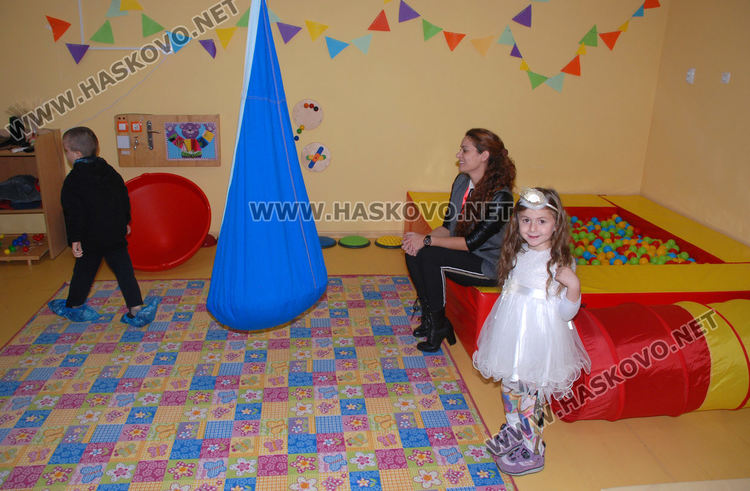 Празнична торта и фокуси за РД на Общностния център в Хасково