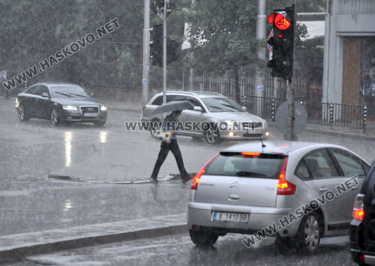 Жълт код за валежи и във вторник, до 35 л/кв. м в Хасковско