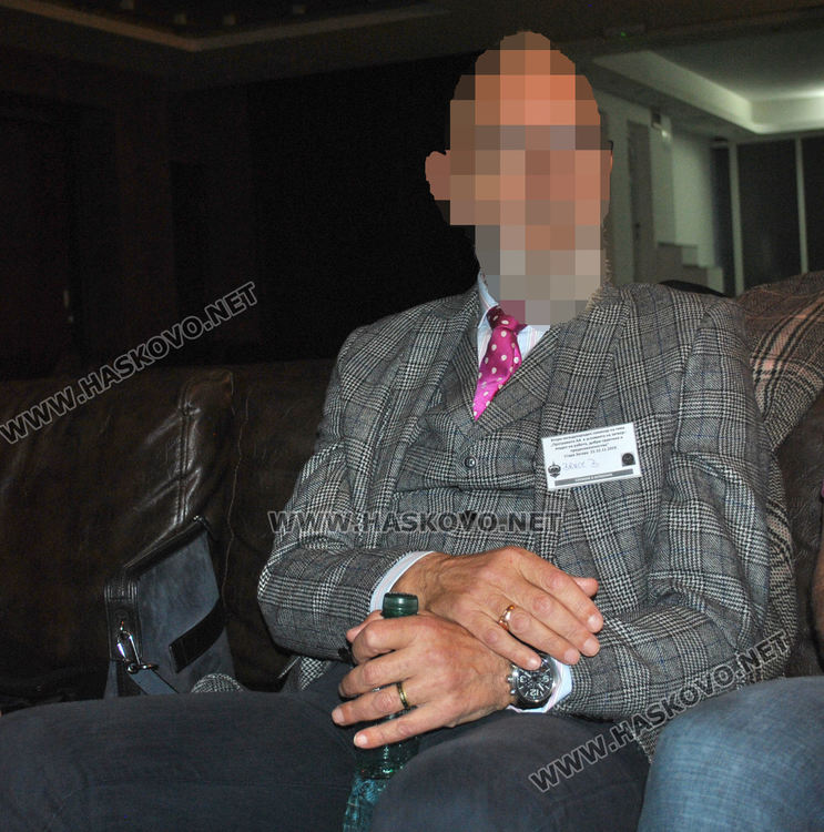 Бруст държи на анонимност, заради което лицето му е скрито