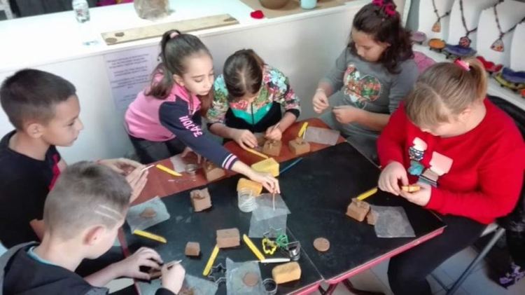 Детски ръчички творят керамични чудеса