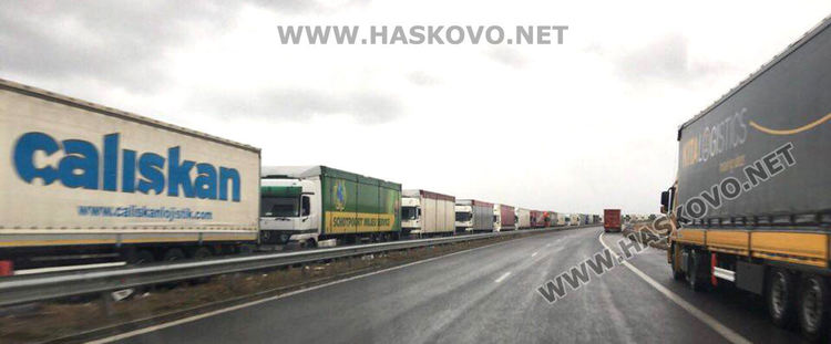 Продължават следобедните опашки от тирове по границата с Турция