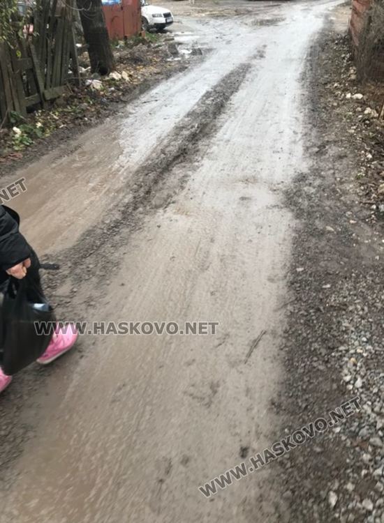 Европейският шампион по бокс гази в кал до вкъщи. Общината изгражда канализация