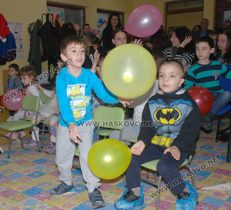 Празнична торта и фокуси за РД на Общностния център в Хасково