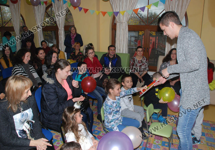 Празнична торта и фокуси за РД на Общностния център в Хасково