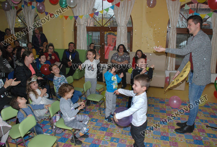 Празнична торта и фокуси за РД на Общностния център в Хасково