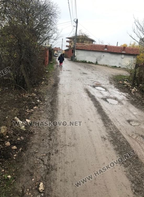 Европейският шампион по бокс гази в кал до вкъщи. Общината изгражда канализация