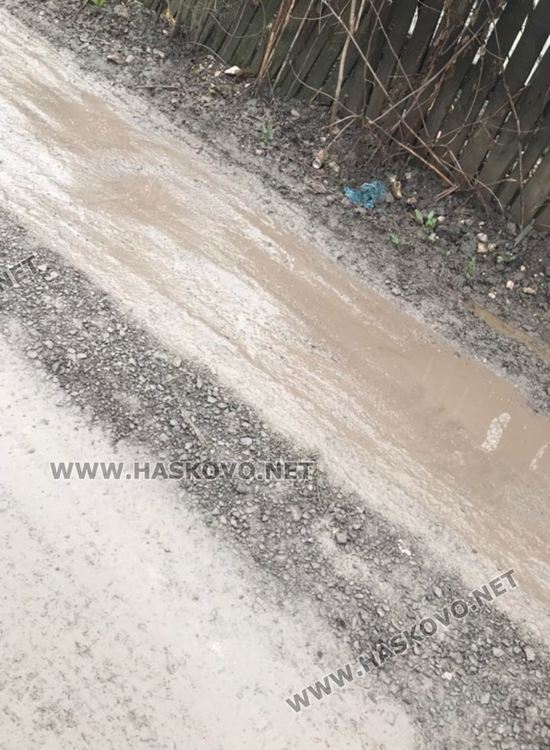 Европейският шампион по бокс гази в кал до вкъщи. Общината изгражда канализация