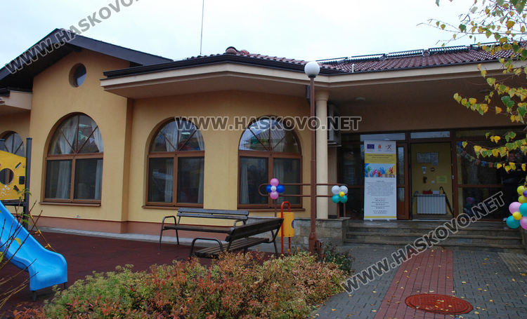 Празнична торта и фокуси за РД на Общностния център в Хасково