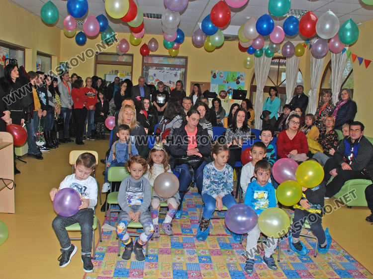 Празнична торта и фокуси за РД на Общностния център в Хасково