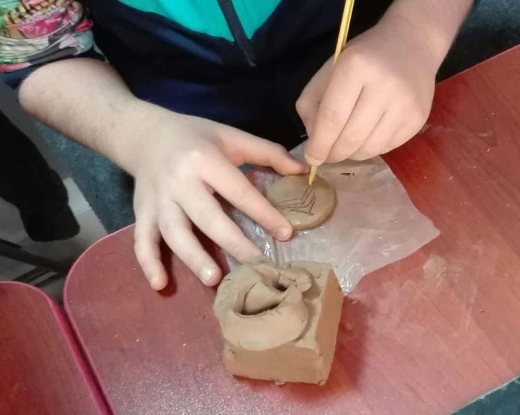 Детски ръчички творят керамични чудеса