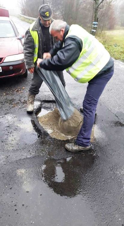 Кметът на Падина сам запълва дупки по Републиканската пътна мрежа