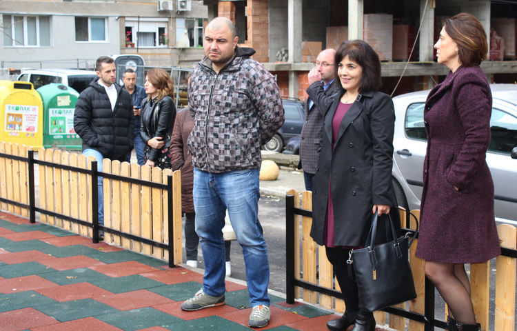 Обновиха детската площадка край улица "Аида" по проект "Граждански инициативи" 