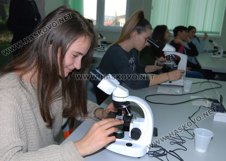 Откриха експериментална лаборатория по природни науки в ПМГ-Хасково