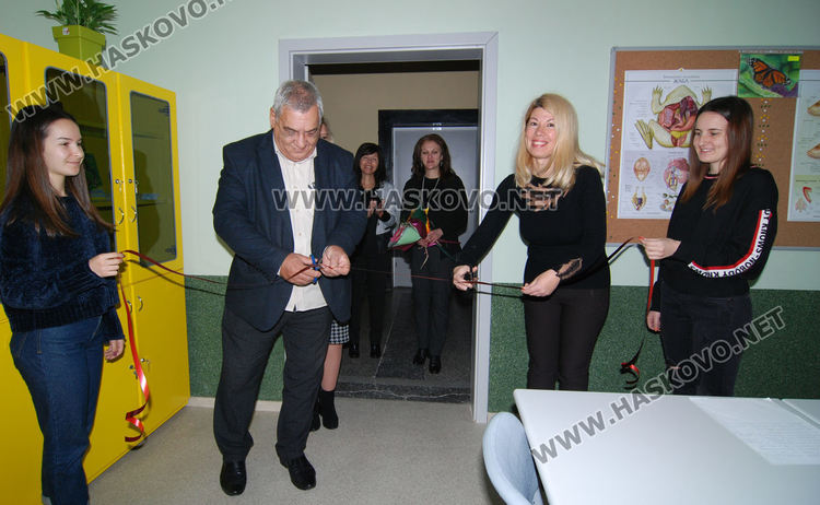 Откриха експериментална лаборатория по природни науки в ПМГ-Хасково