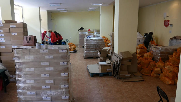 Зам.-областният управител Леман Али даде началото на раздаването на хранителни пакети от БЧК