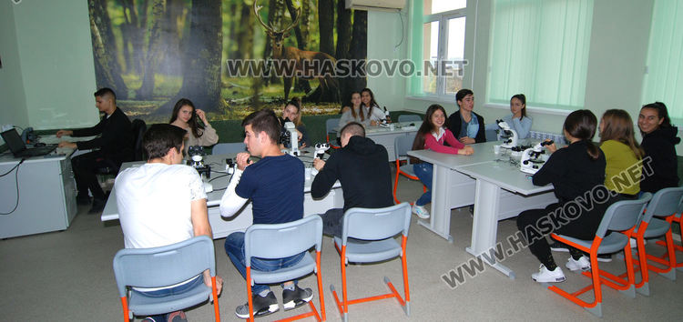 Откриха експериментална лаборатория по природни науки в ПМГ-Хасково