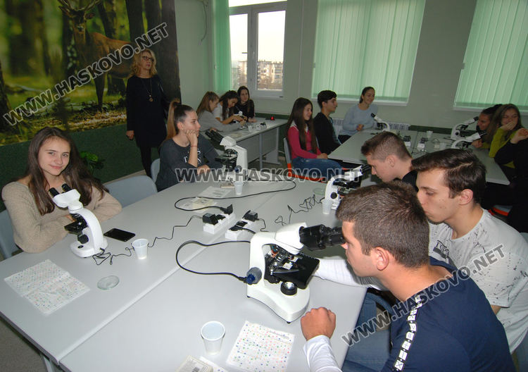 Откриха експериментална лаборатория по природни науки в ПМГ-Хасково