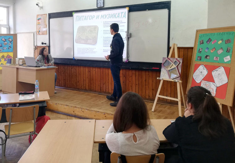 Гимназията по туризъм демонстрира иновативни уроци пред гости от страната