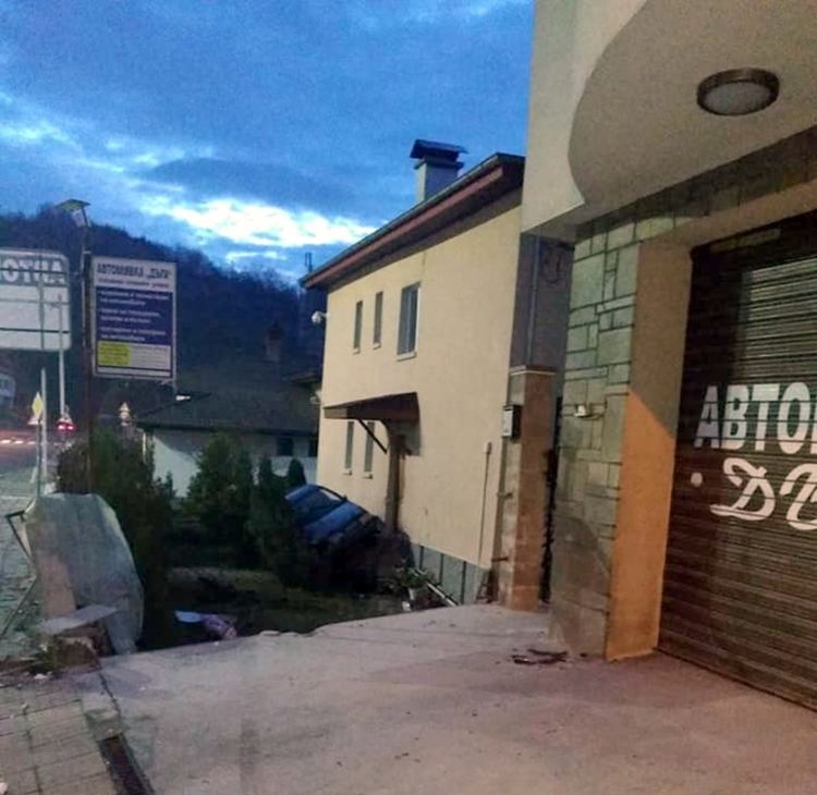 За щастие инцидентът не е предизвикал сериозни наранявания на младия шофьор, снимка : I see you КАТ