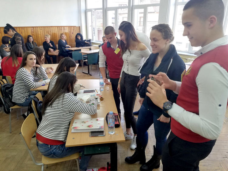 Гимназията по туризъм демонстрира иновативни уроци пред гости от страната