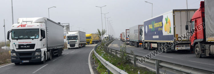  Митническите власти призовават фирмите за алтернативни маршрути към Турция