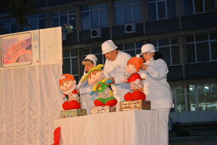 Тържествено запалиха елхата в Харманли, посрещнаха и Дядо Коледа