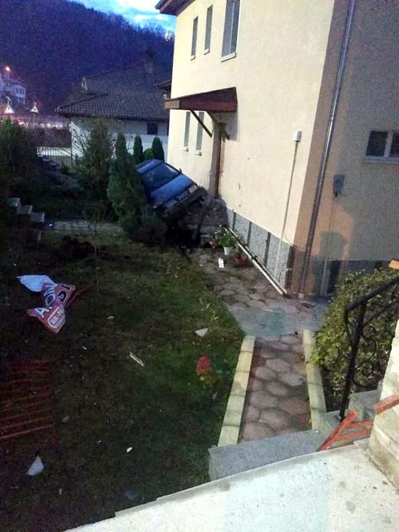 18-годишен излетя от пътя, колата падна в двора на къща до бензиностанция в Смолян