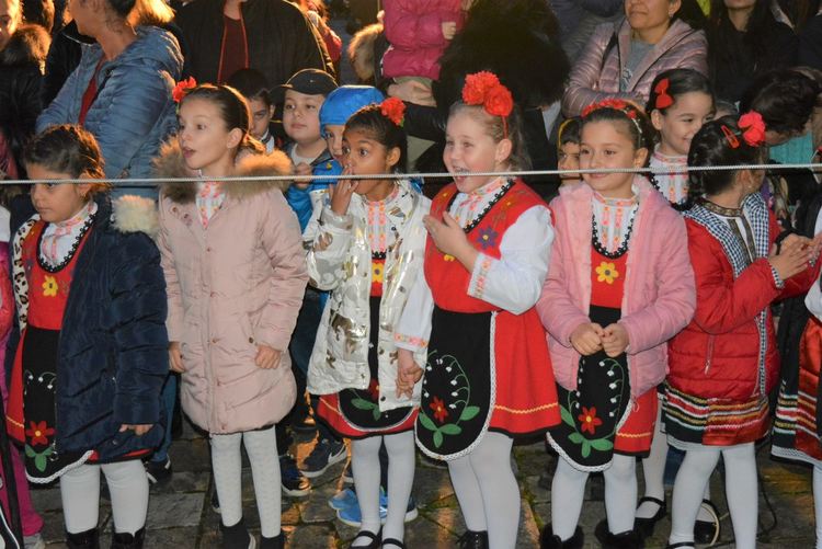 Тържествено запалиха елхата в Харманли, посрещнаха и Дядо Коледа