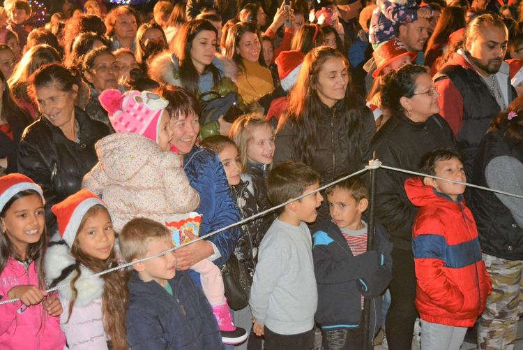 Тържествено запалиха елхата в Харманли, посрещнаха и Дядо Коледа