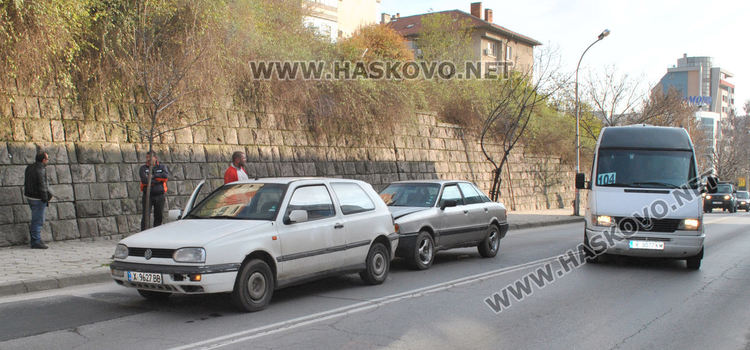 Ауди се заби във Фолксваген на Кърджалийска