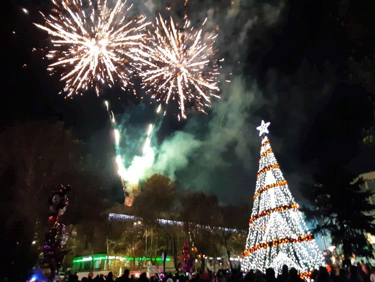 Тържествено запалиха елхата в Харманли, посрещнаха и Дядо Коледа